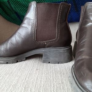 Size 8.5 women's leather boots